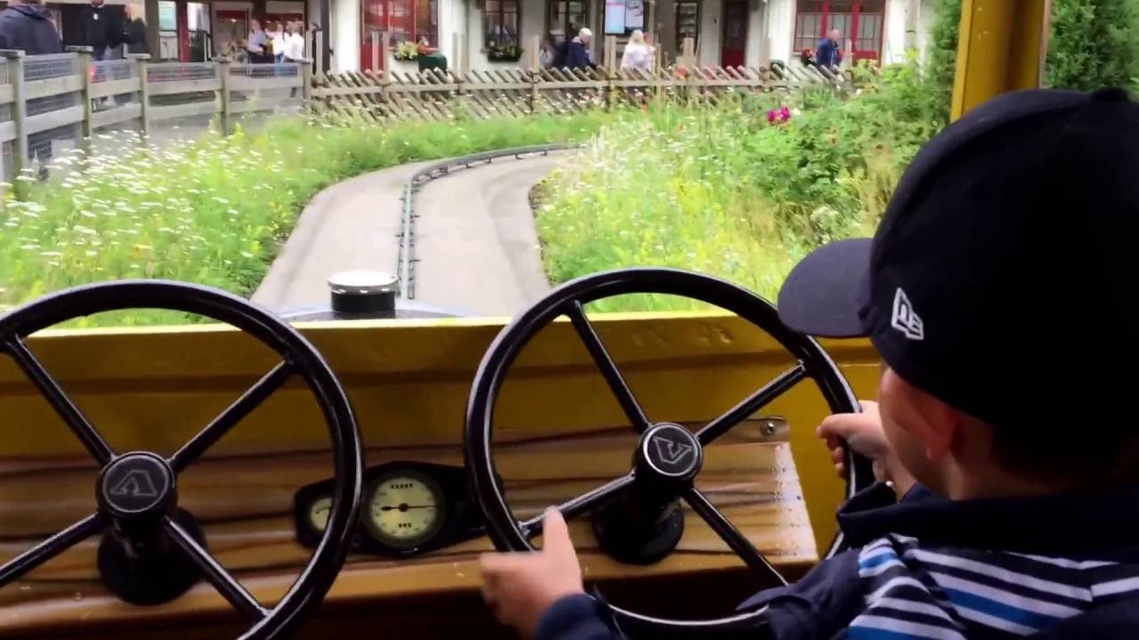 Hugo k&ouml;r Farfars bil p&aring; Liseberg 2016