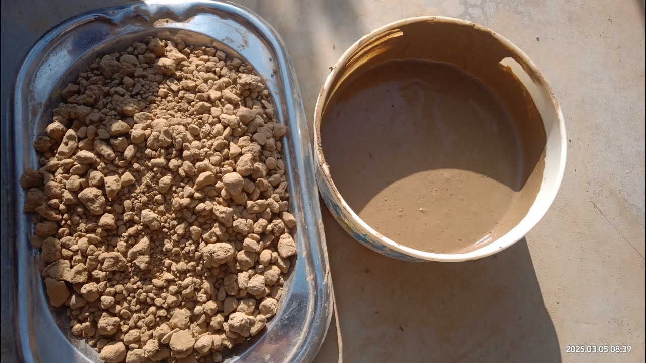 Kahane wali mitti banaye chikni chikni #trending #mitti ki video #subscribe #clay #viralvideo #muddy