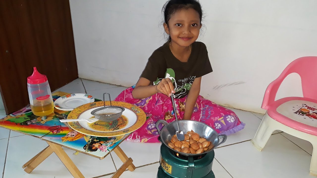 Main Masak Masakan Beneran - Masak Sosis Dengan Mainan Kompor Mini