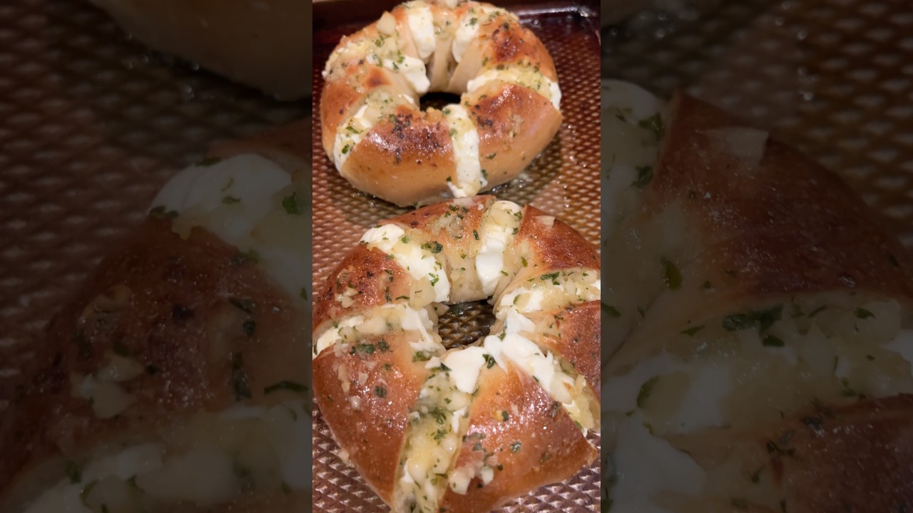 Korean-Style Cream Cheese Garlic Bagel 🥯🧄 #shorts #koreancooking #garlic #creamcheese #bagel