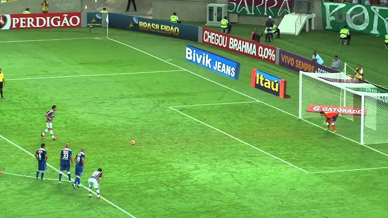 Goleiro Fábio defende pênalti e rebote de Fred