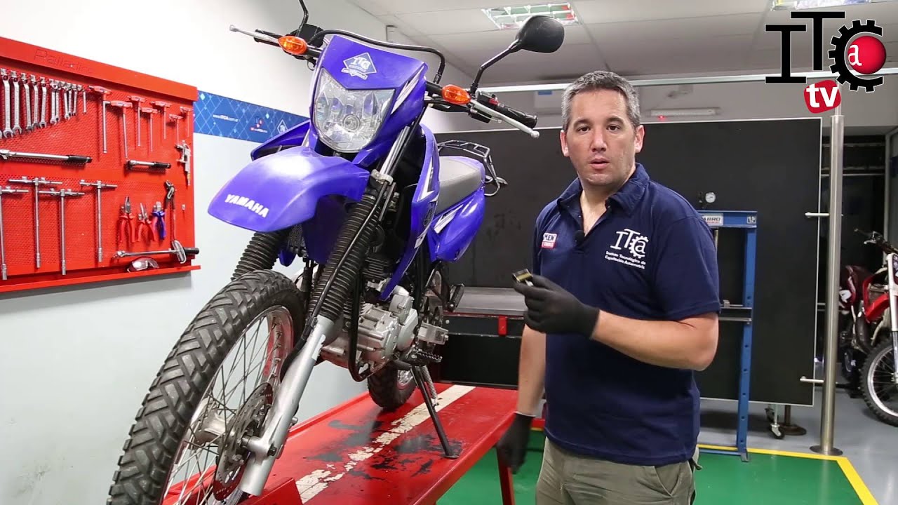 Mantenimiento y lubricación de un cable comando de moto