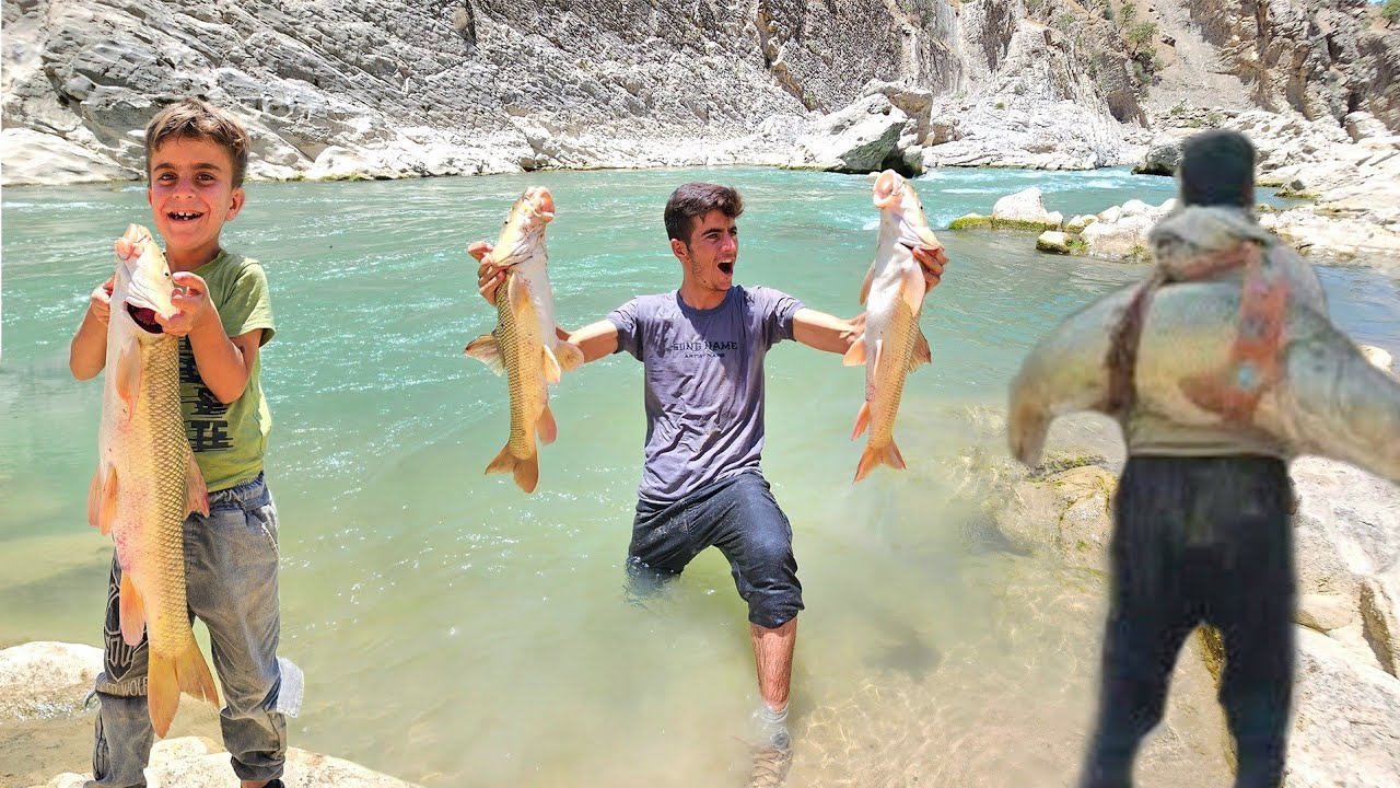 🎣 Giant fish caught in a raging river by a young nomadic man 🌊