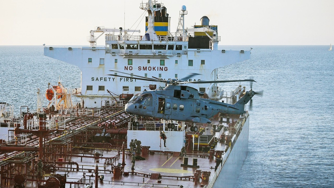 Британские морские пехотинцы взяли штурмом танкер российского &laquo;теневого флота&raquo; в ходе историческо...