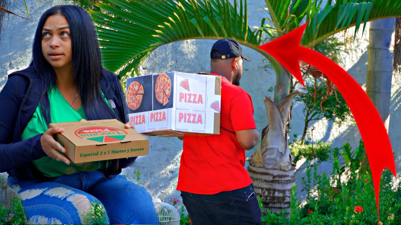 Mujer se burla del repartidor de pizza, pero este no se queda callado