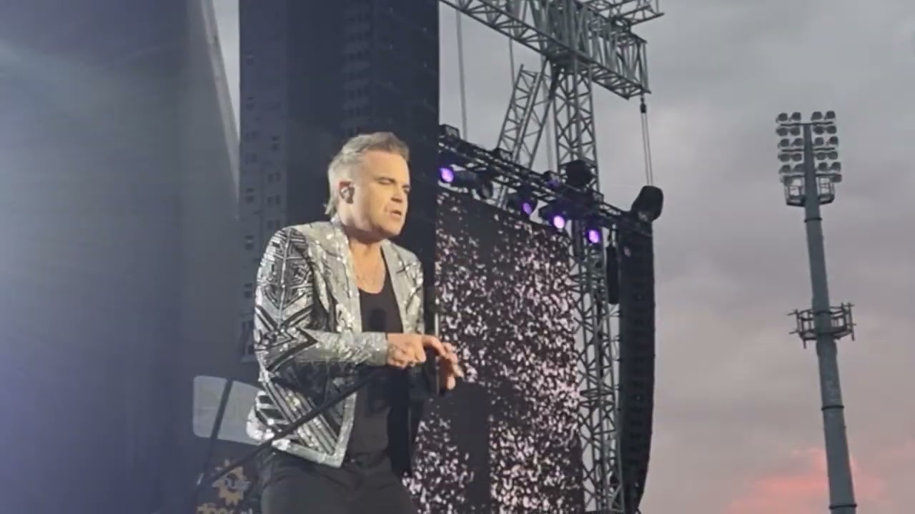 Robbie Williams - Come Undone - Live @ Homecoming, Vale Park, UK - 04/06/2022