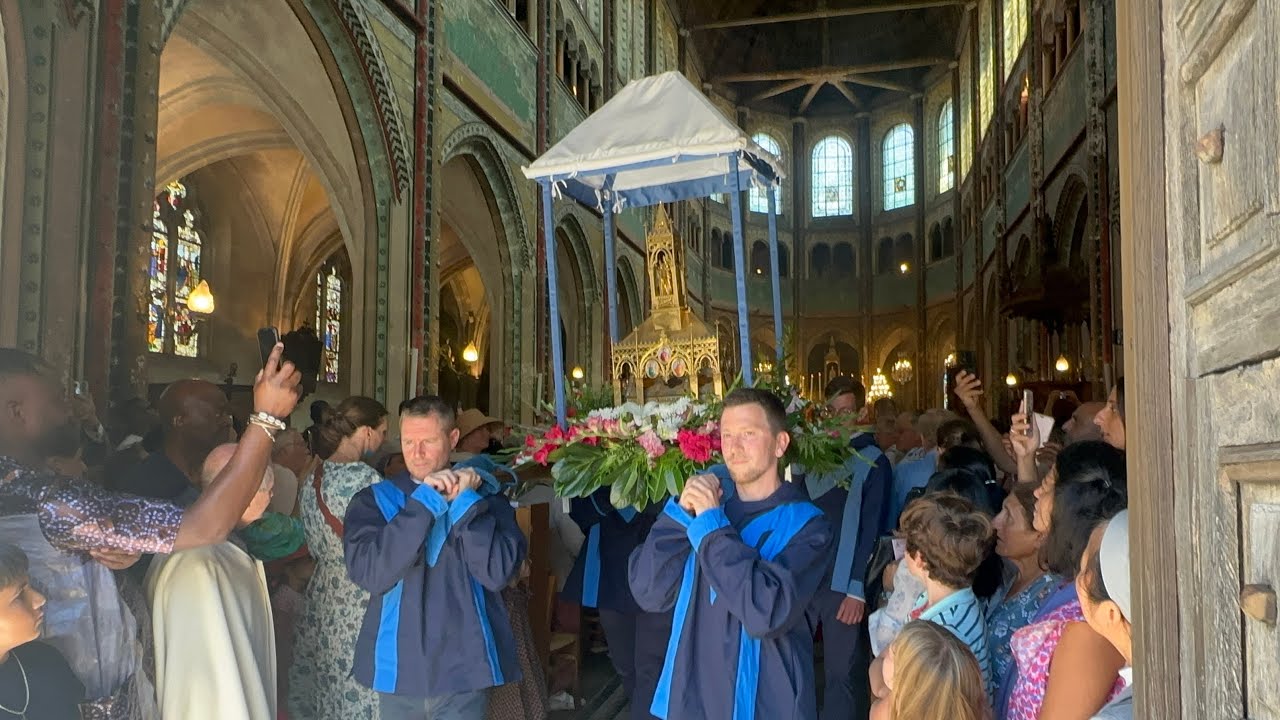 TravGo Paris - Chartres France 🇫🇷 Procession St Voile Marie Assomption 15 août 2024 #chartres 🇫🇷🇫🇷🇫🇷