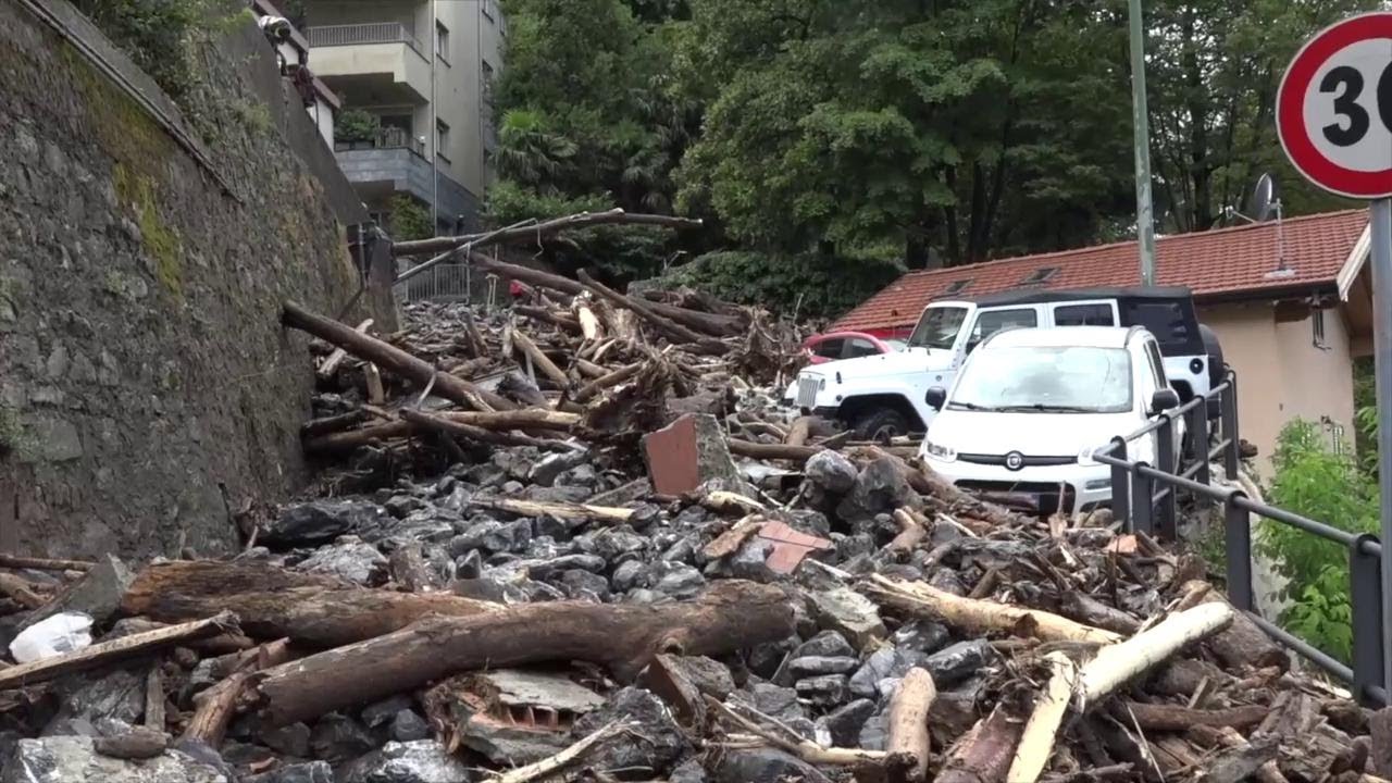 Maltempo, lago di Como: frana a Blevio, detriti e fango su strade e automobili