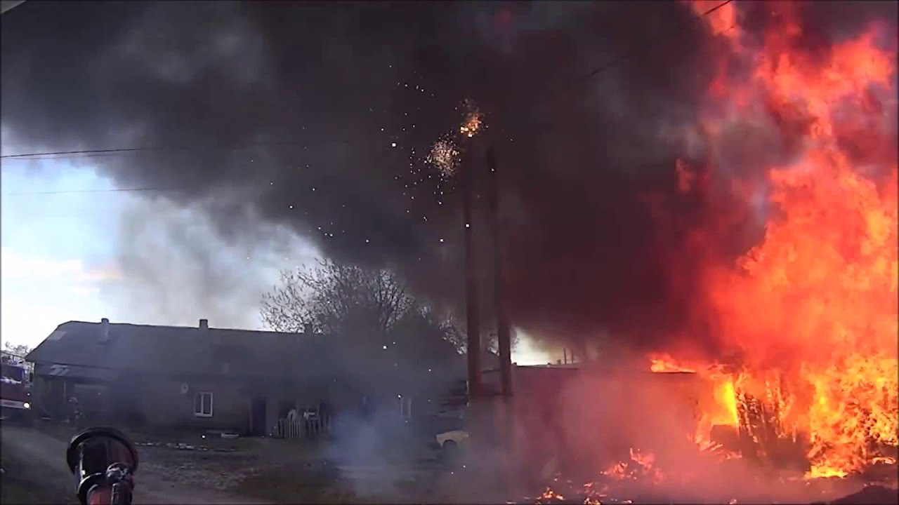 Пожар в городе Кунгуре. Горят сараи, рядом с жилыми домами.