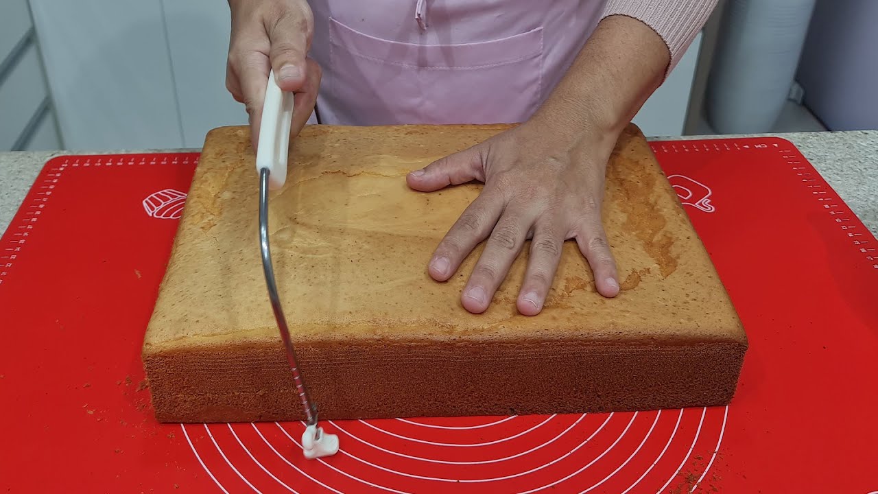 BOLO RETANGULAR PARA 60 PESSOAS DECORAÇÃO RETRÔ COM BICOS DE CONFEITAR @PARISCAKEDESIGNER