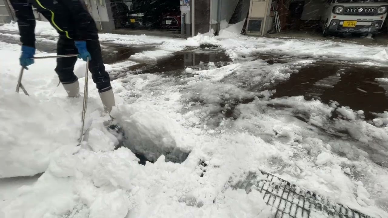 令和7年2月5日、車庫側の流雪溝　Life with Snow