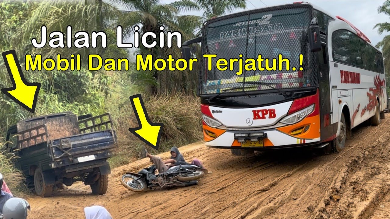 Mobil Terjatuh Motor Juga Terjatuh Di Jalan Licin
