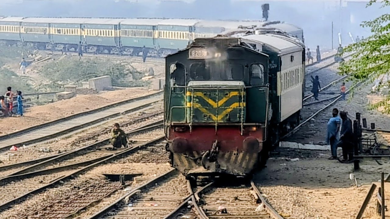 09 Up Allama Iqbal Express Arrivel AT Khanewal Railway Junction 😍 | Pakistan Railways Train 🚂🚃