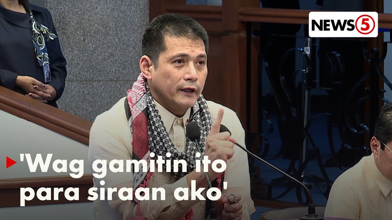 Padilla, dinepensahan ang pagtaas ng index finger habang umaawit ng Lupang Hinirang sa Senado