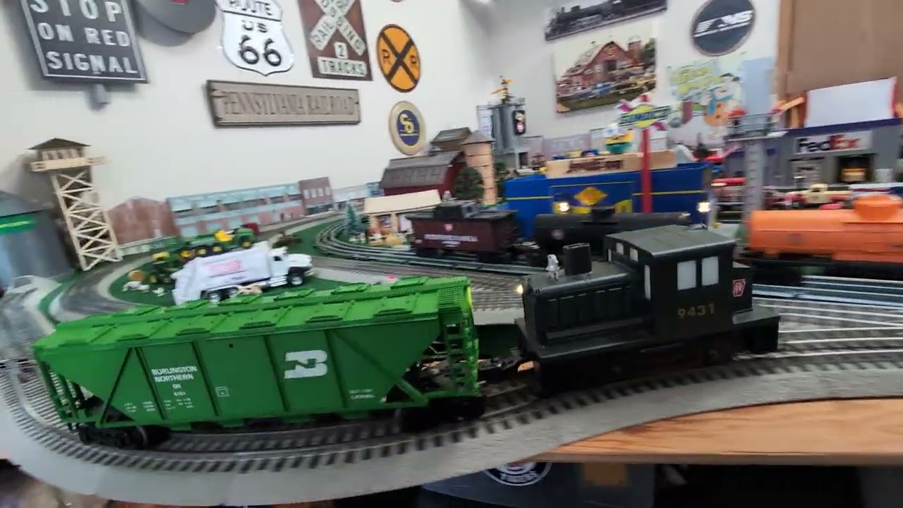 Pennsylvania Railroad #9431 Drops empty hopper to the Grain Bin #subscribe #train #modeltrains 