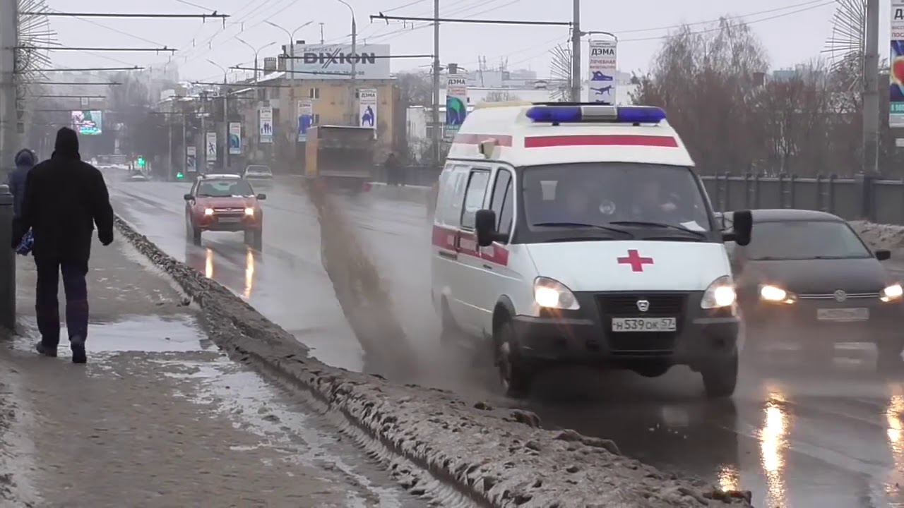 Машины мчатся по мосту, брызги от машин