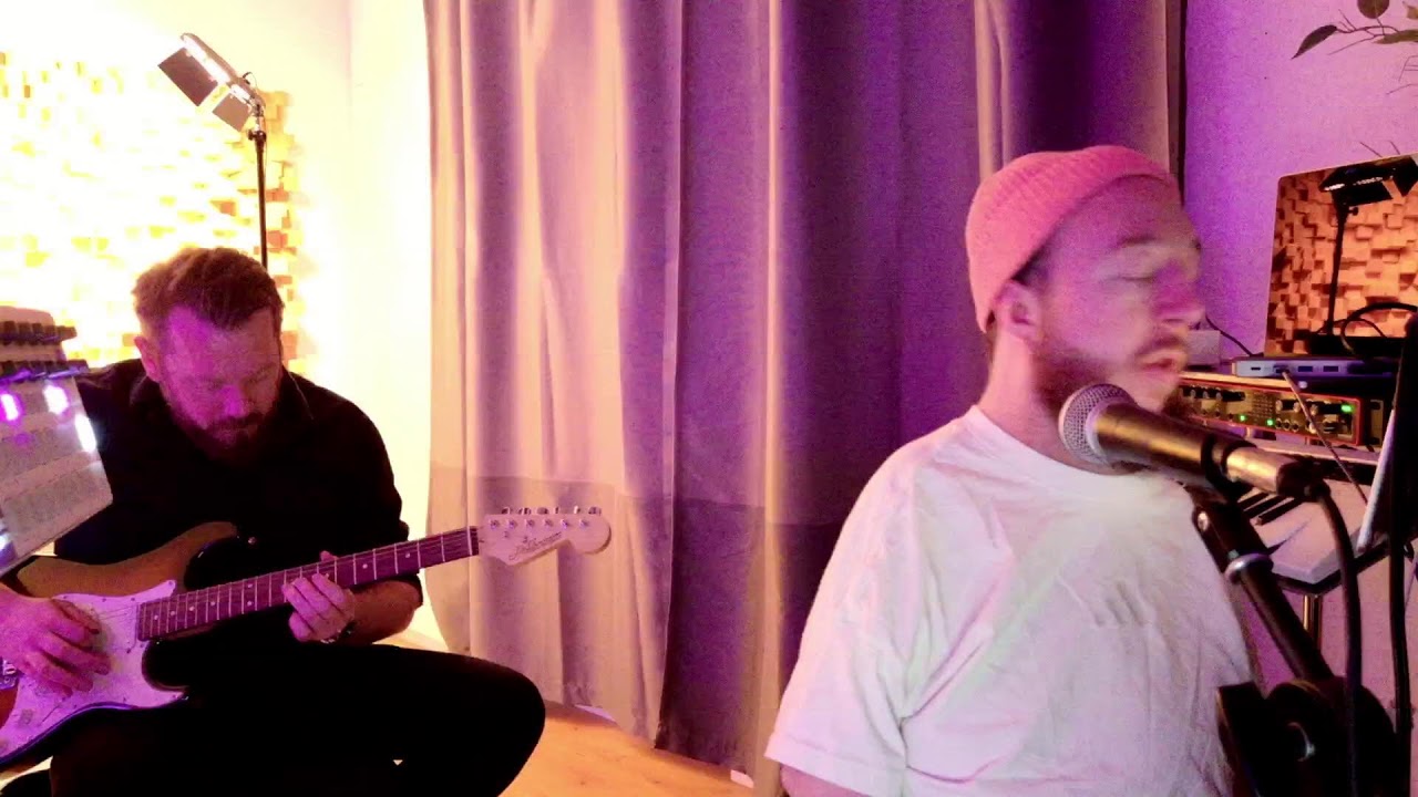 A friend is here to jam