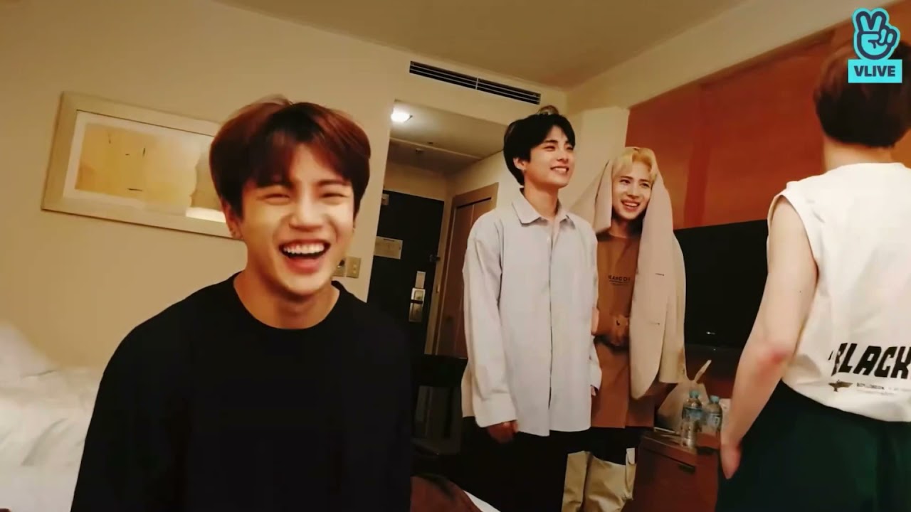Chaos at the hotel room • A.C.E vlive 2019.10.06 [eng sub] 에이스