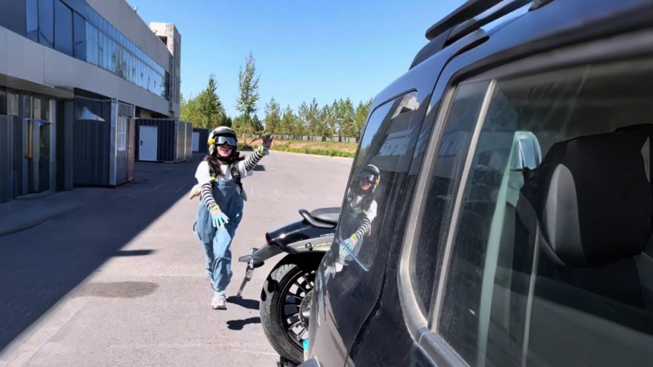 Хорошие новости: Папа купил мне мотоцикл! Плохие новости: Мама хочет его протестировать! Папа отв...