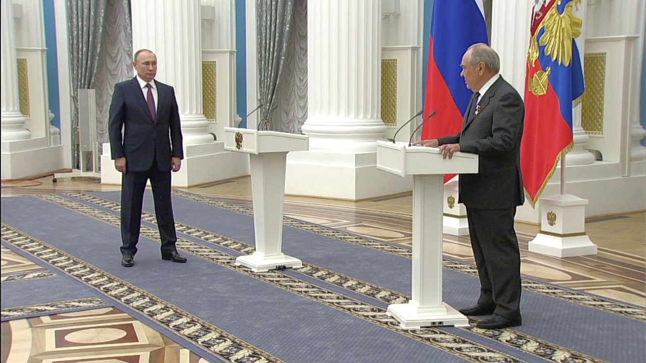 Путин вручил Шаймиеву медаль Героя Труда