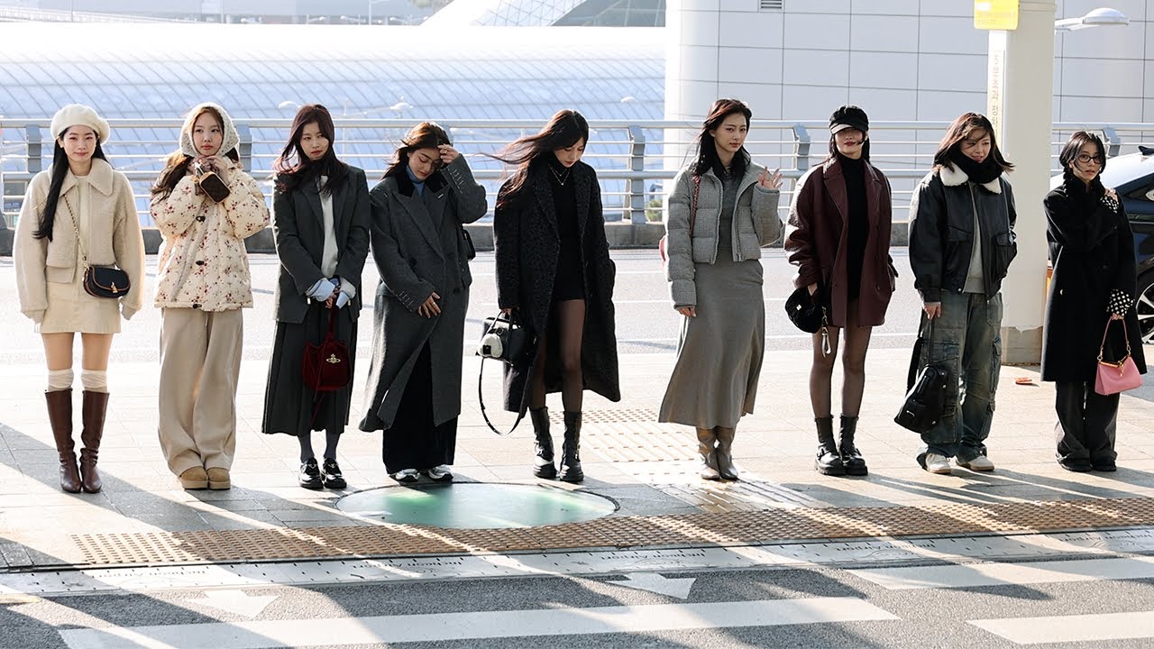 트와이스 (TWICE) 출국 ‘열혈팬의 외침에 웃음 짓는 트와이스’ Departure | 인천공항 • 231226