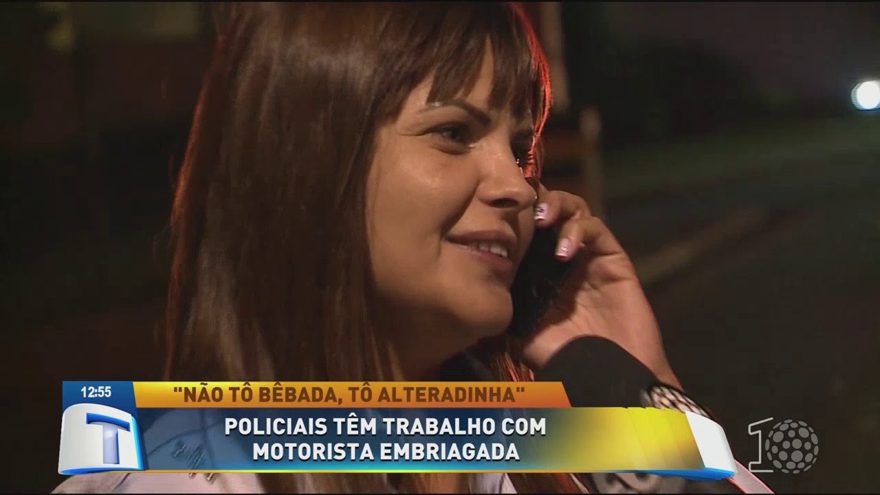 Motorista embriagada para carro para ver acidente e dá 