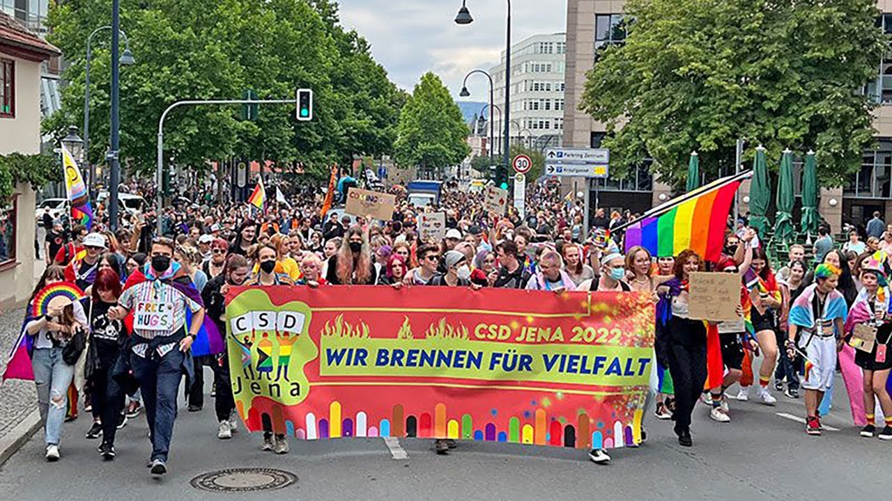 Bunt, schrill, politisch: 4.500 Menschen beim CSD in Jena