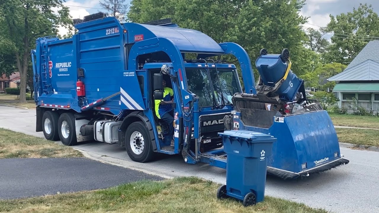 Republic Services 2312: Mack LR Heil Odyssey Curotto Can Garbage Truck