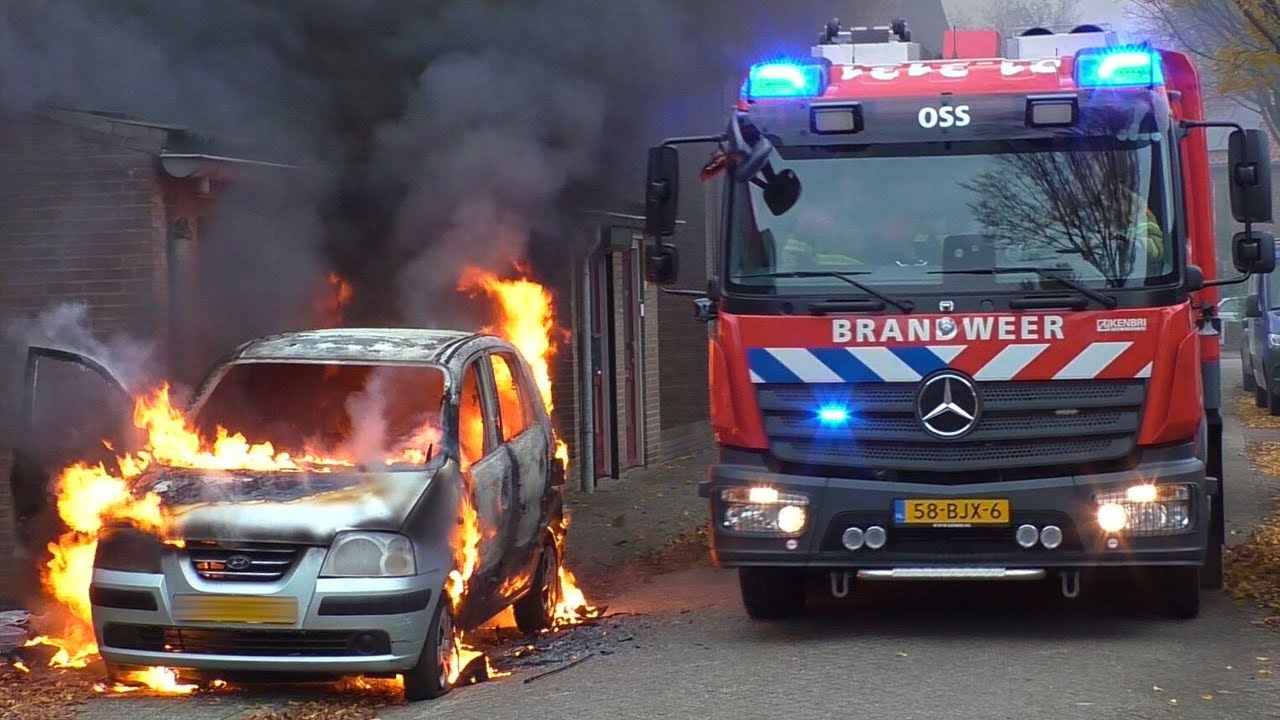 Osse Brandweer komt met spoed ter plaatse bij een autobrand aan de Leliestraat in Oss