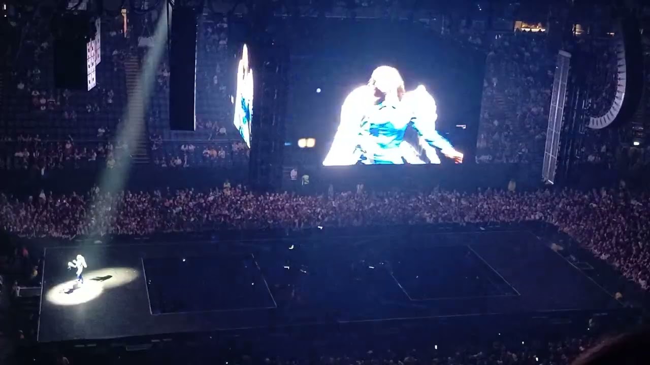 Magdalena Bay - The Ballad of Matt & Mica (live at the O2 Arena, 17/07/2025)