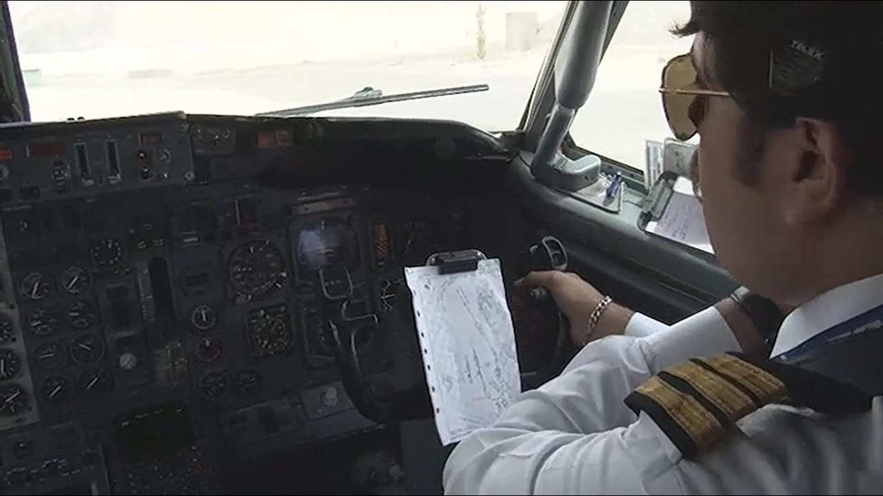 Pakistan International Airlines Skardu to Islamabad cockpit 737-300
