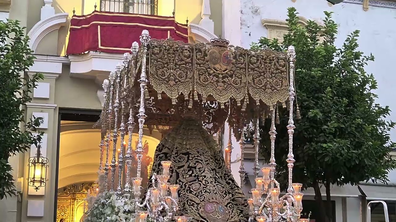 Esperanza de triana en su traslado a la catedral saludo a la hermandad de la estrella. 
