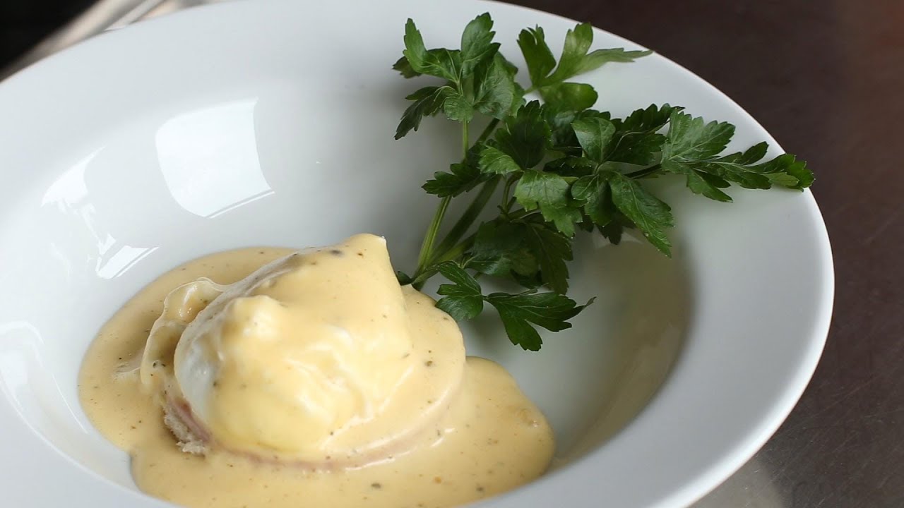 Jajko po benedyktyńsku z sosem holenderskim - Akademia Kurta Schellera