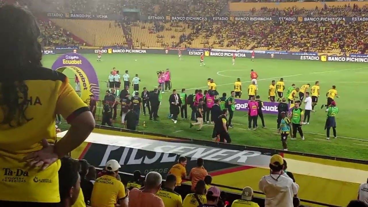 La #suroscura alentando a #barcelonasc frente a #cuenca en el #monumental de #guayaquil 2025