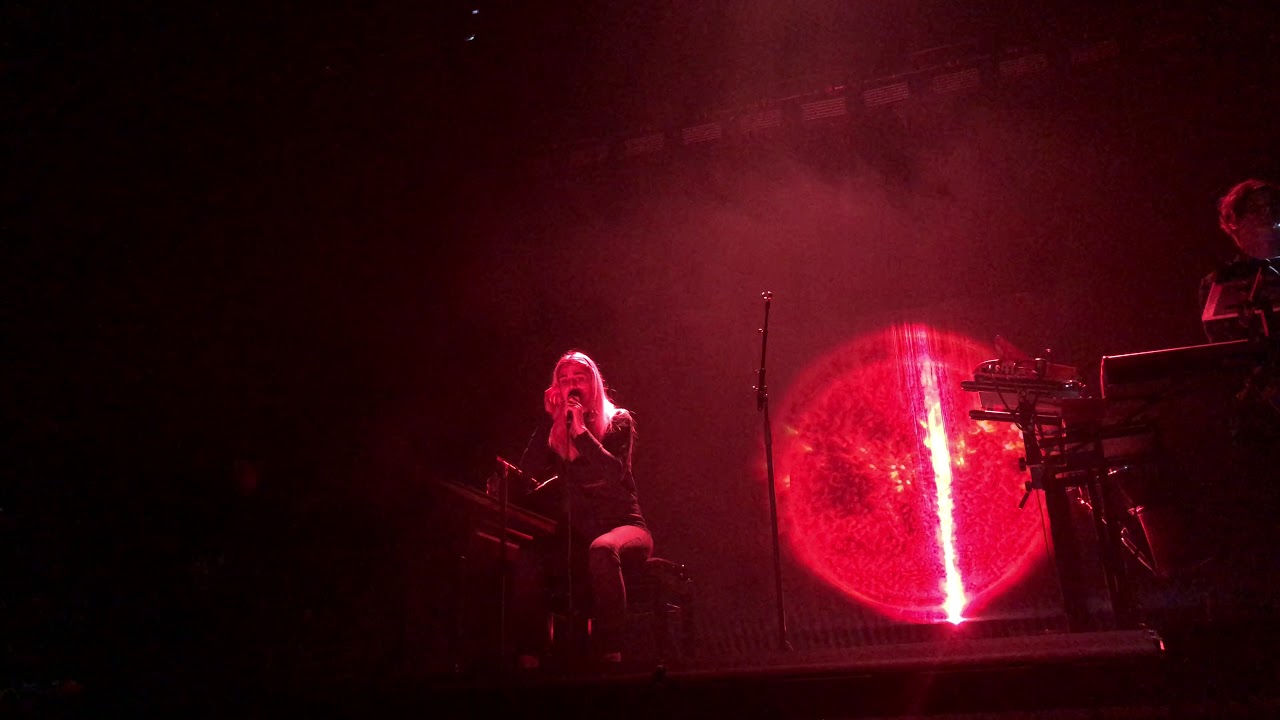 London Grammar - Rooting For You (Lotto Arena 11/12/2017)