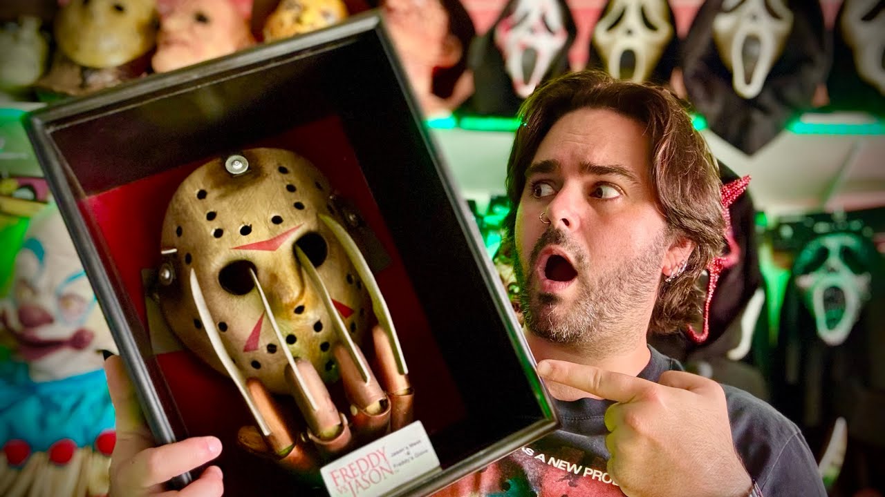 I finally got one! 2004 NECA Freddy’s Glove and Jason’s mask display from Freddy Vs Jason!