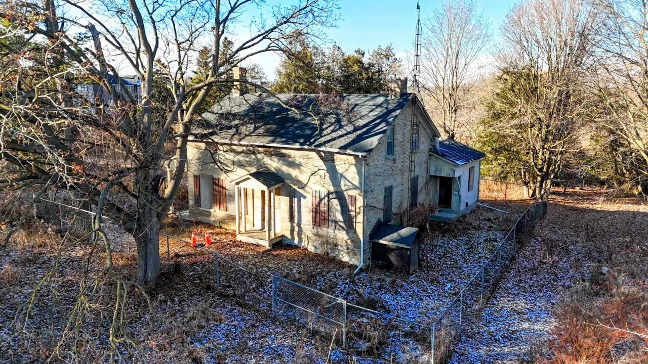 Creepy Old Farmhouse Hidden In Plain Sight Behind New Homes!! ABANDONED And Decaying For 20+ Years!!