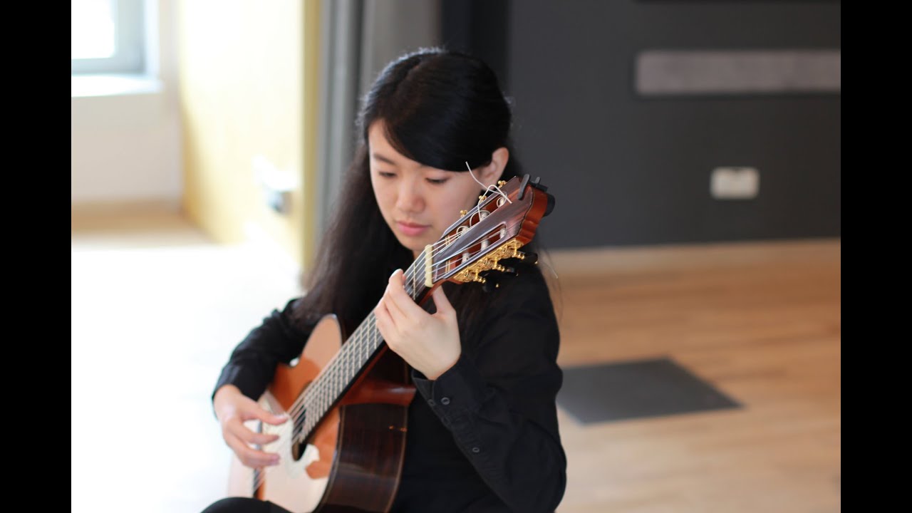 Liying Zhu plays Una limosna por el amor de Dios by Agustìn Barrios Mangorè on a 2013 A. Müller