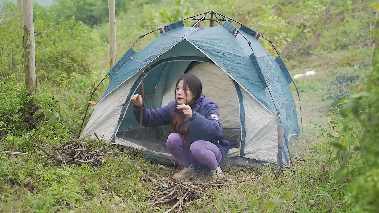 SOLO OVERNIGHT CAMPING IN THE RAIN - RELAXING IN THE SHELTER WITH THE SATISFYING SOUND OF NATURE