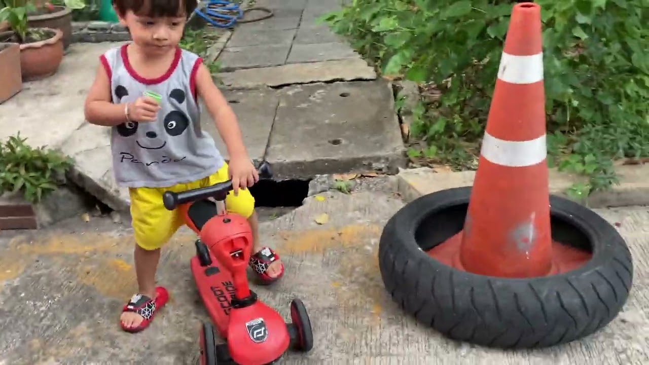Scoot & Ride : first 2 years old EP4 : ไถเล่นรอบคอนโด