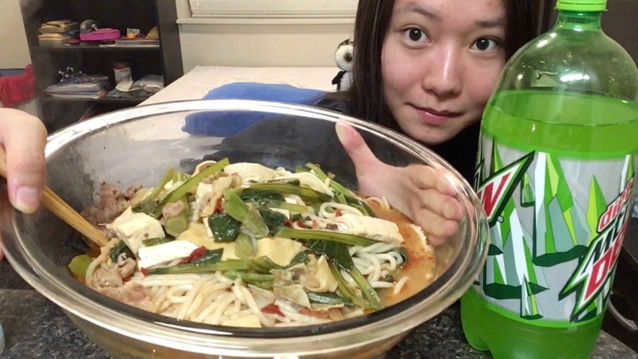 【吃播】[Eating Show Eng Sub] 2kg Spicy Rice Noodle Soup 2kg的肥牛辣汤米线：红油汤&薄豆皮&豆腐条&豆卷-Mukbang