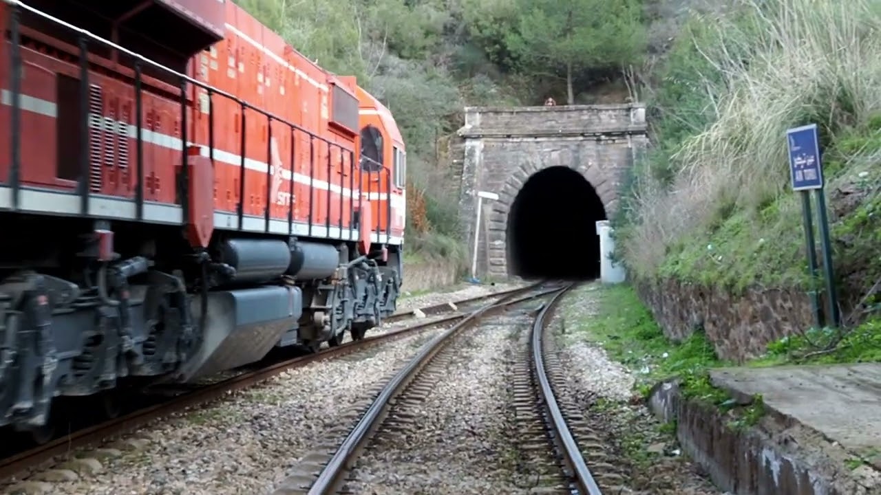 train de marchandises 4051 , au depart de la belle gare d'ain turki . قطار البضائع