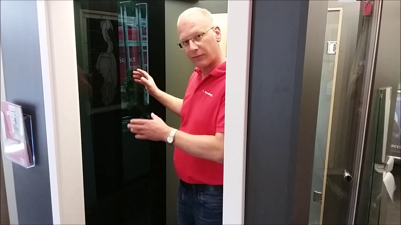 Glas-Schiebetür verkleinert sich beim Aufschieben