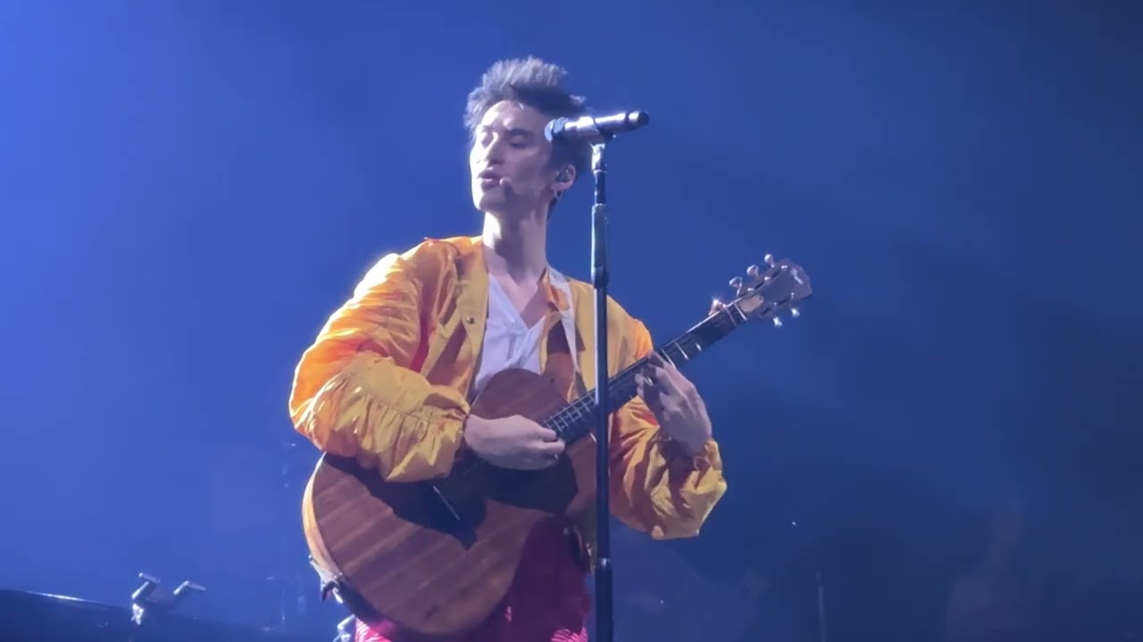 Jacob Collier speaks German and sings „Little Blue“ - live 29.11.24 in Düsseldorf