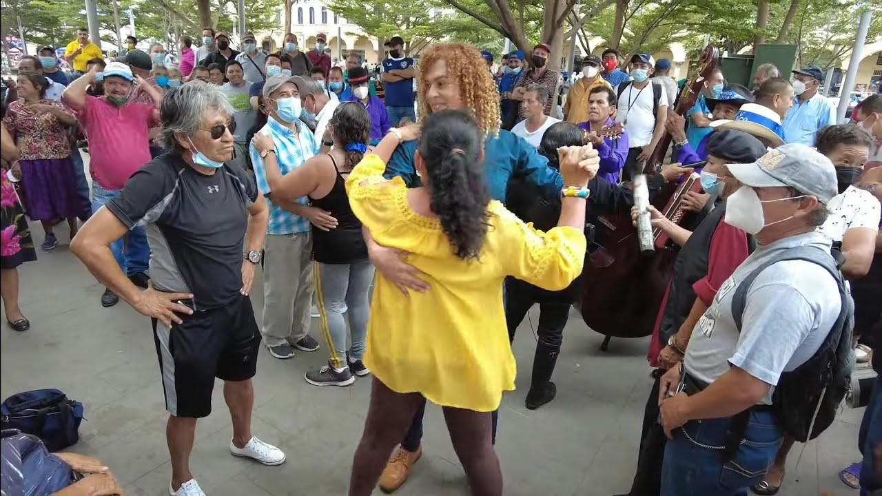 OTONIEL TIENE ATORMENTADO A ESTE HOMBRE QUE SACO TODAS SUS MONEDAS PARA BAILAR CON ÉL