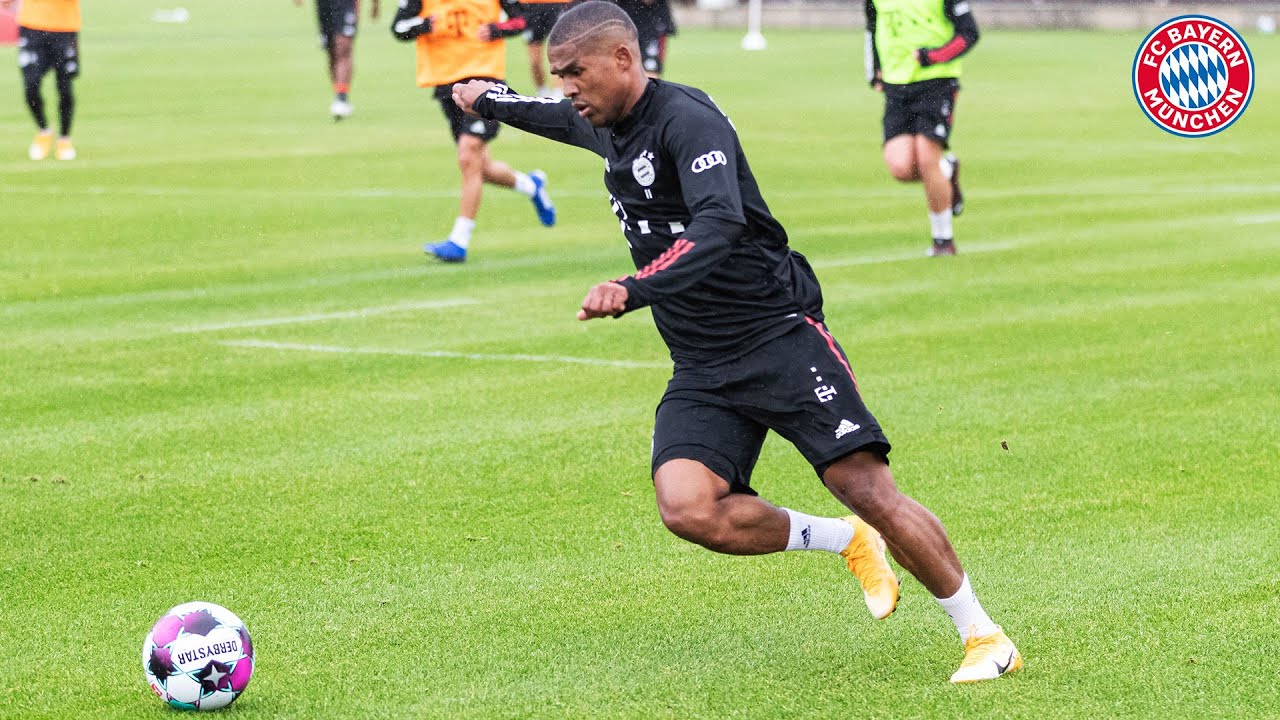 Great ball skills! Douglas Costa's First Training at FC Bayern