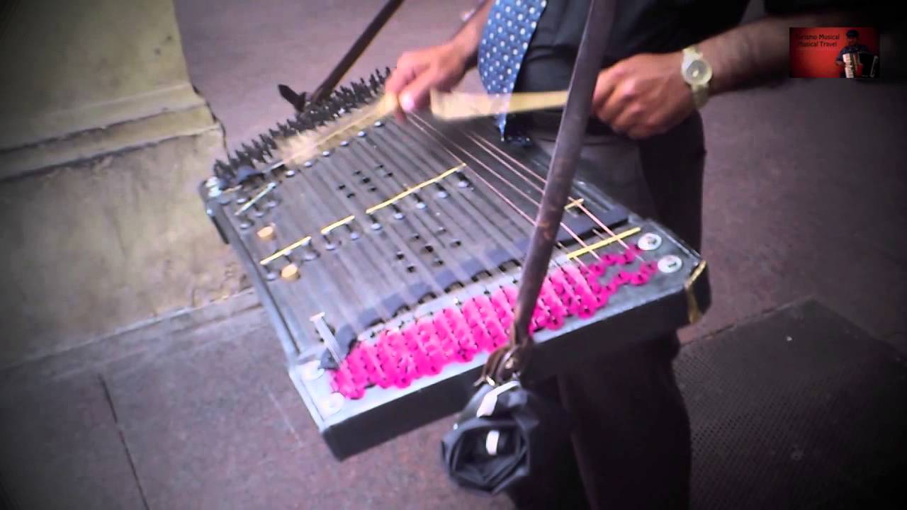 Cimbalo Instrumento Musical Tradicional de Grecia en el Pilar de Zaragoza /España)