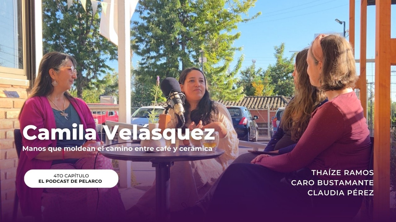 Manos que moldean el camino entre café y cerámica