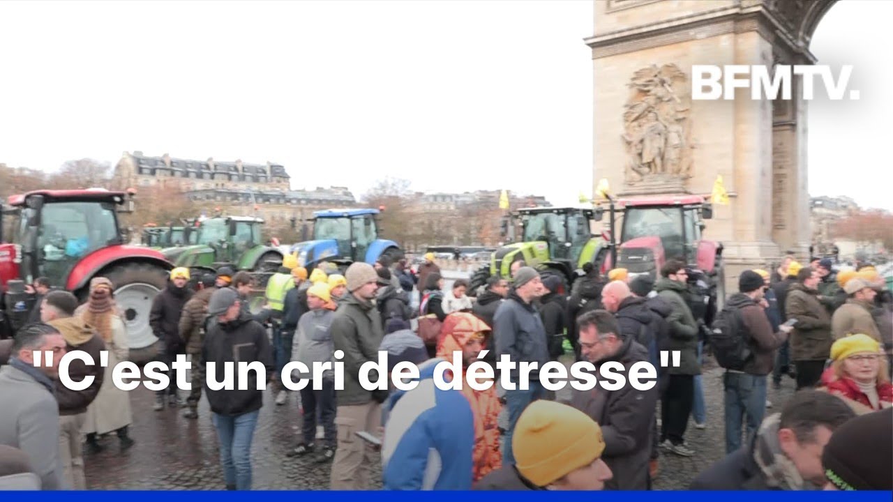 Des agriculteurs en col&egrave;re occupent la place de l'&Eacute;toile