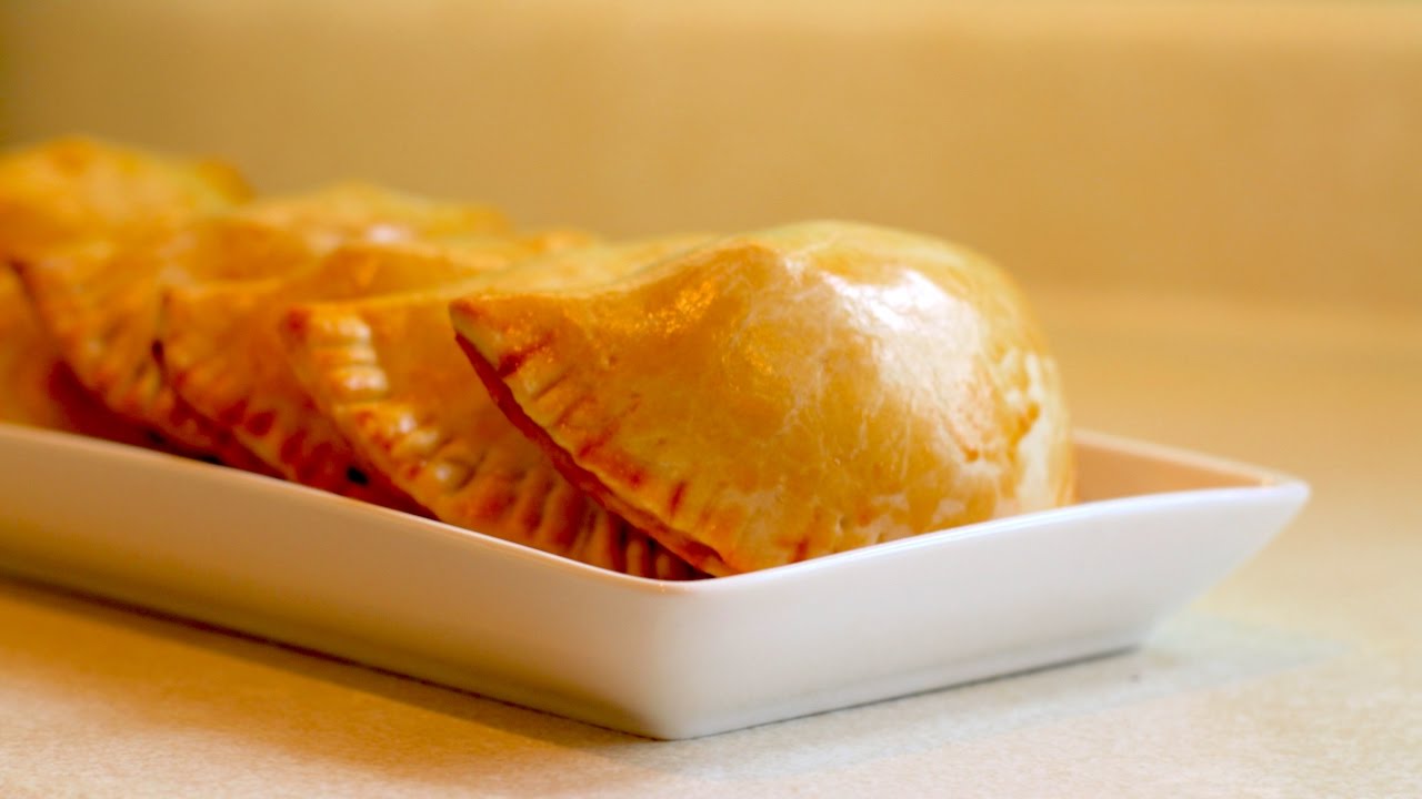 EMPANADAS DE FRANGO E CEBOLA CARAMELIZADA | PASTEL DE FORNO | RECEITA